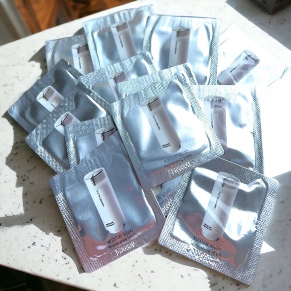 Amore Pacific Moisture Bound Rejuventating Serum 15 Sample Packs .03 fl. oz/1ml - Picture 2 of 2